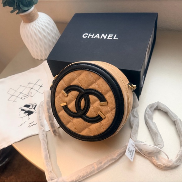 New with tag & box Beige/black Quilted round Crossbody Bag - Picture 5 of 9